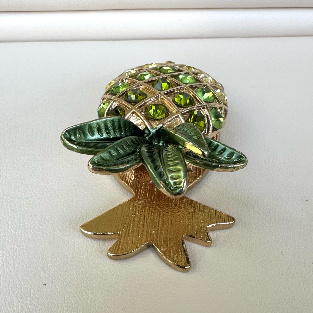 Pineapple Gold Tone Rhinestone Magnet Clip - Picture 4 of 8